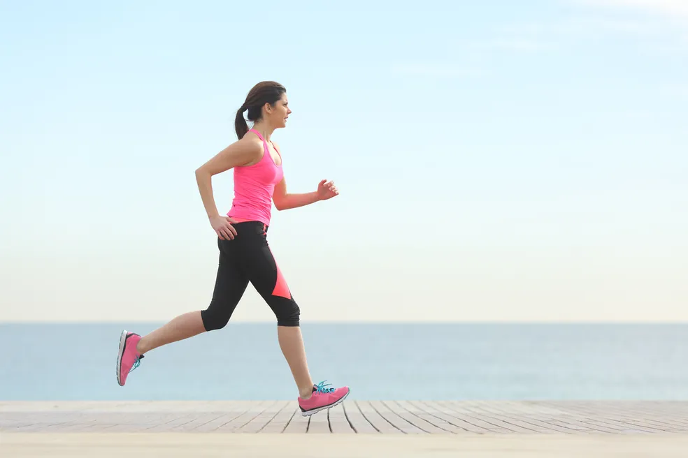Pessoa correndo, representando atividade física que acelera o metabolismo